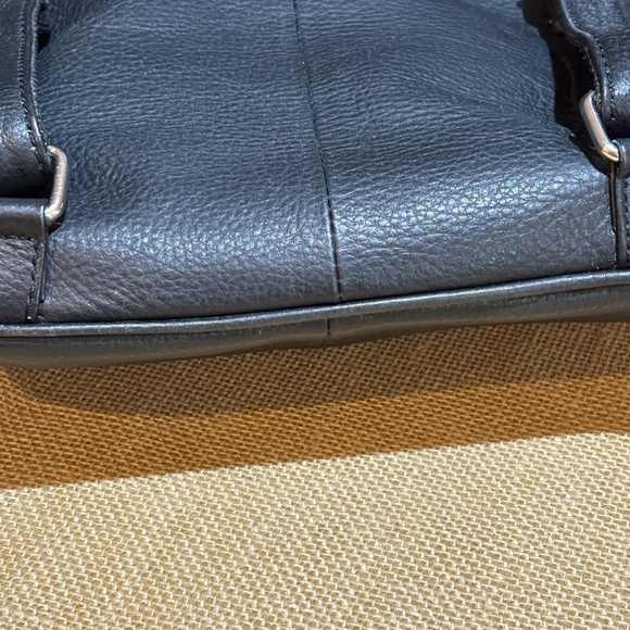 Rowallan of Scotland Genuine Leather Convertible Crossbody Backpack 11.5" X 10" - Picture 7 of 16